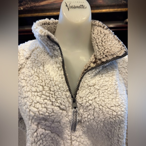 Sherpa top. Soft and cozy. Sz M - Picture 3 of 4